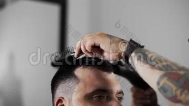 理发师为理发店的顾客理发、理发、理发`理发